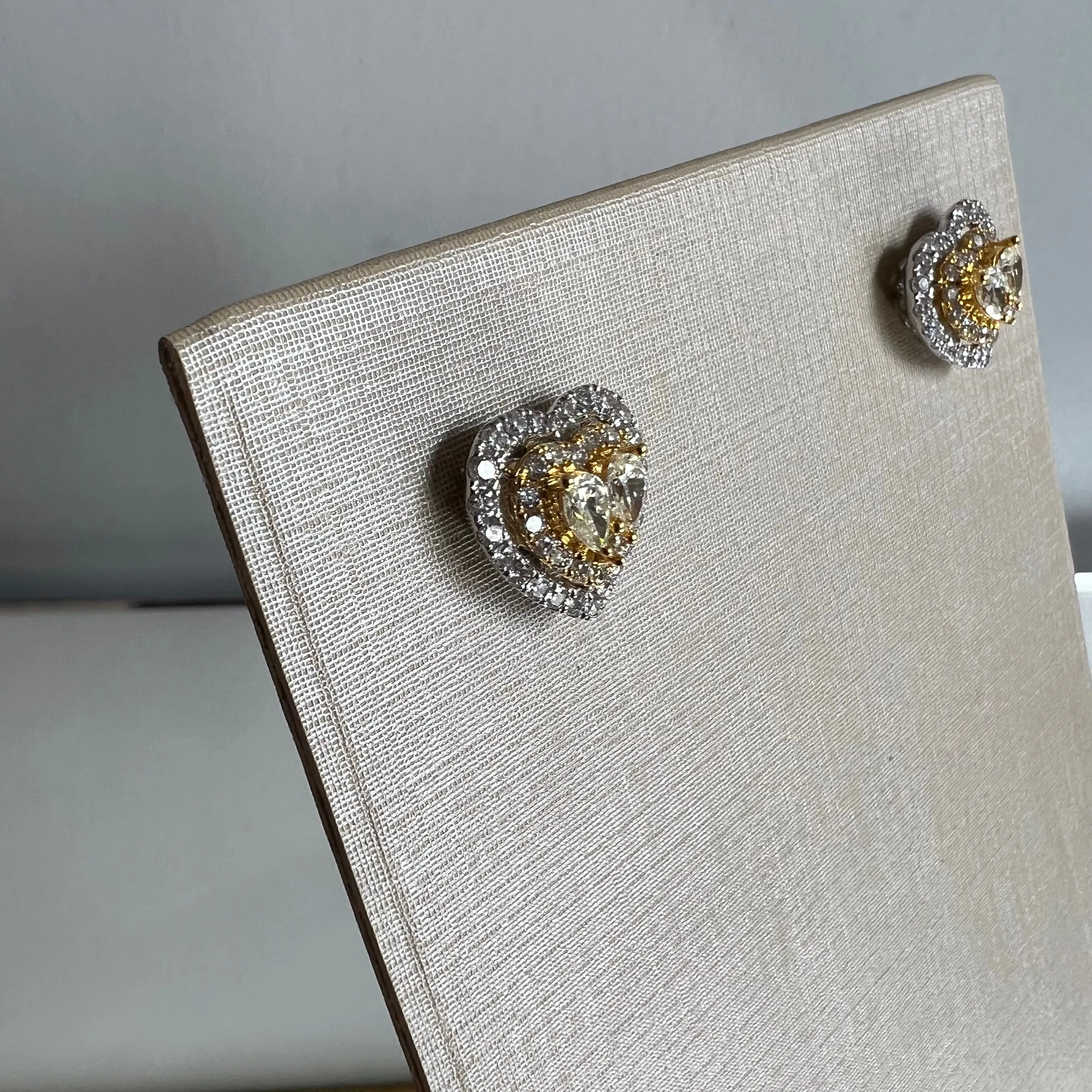 Brinco Coração Grande Fancy Yellow 4 diamantes gota 0.64ct e 82 diamantes 0.96ct